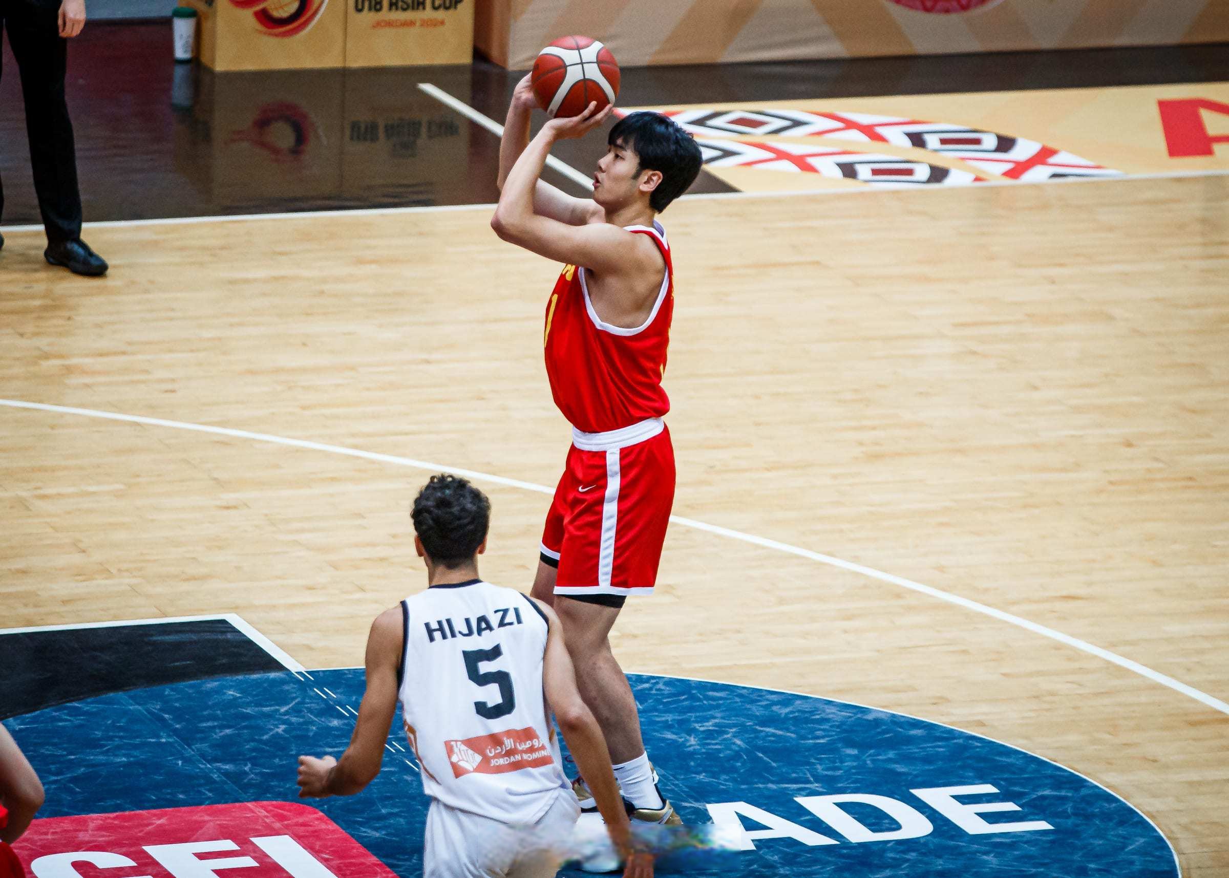 加时末段广东宏远绝杀压哨：亚冠节点到来，球迷炸锅，身体对抗强度拉满 